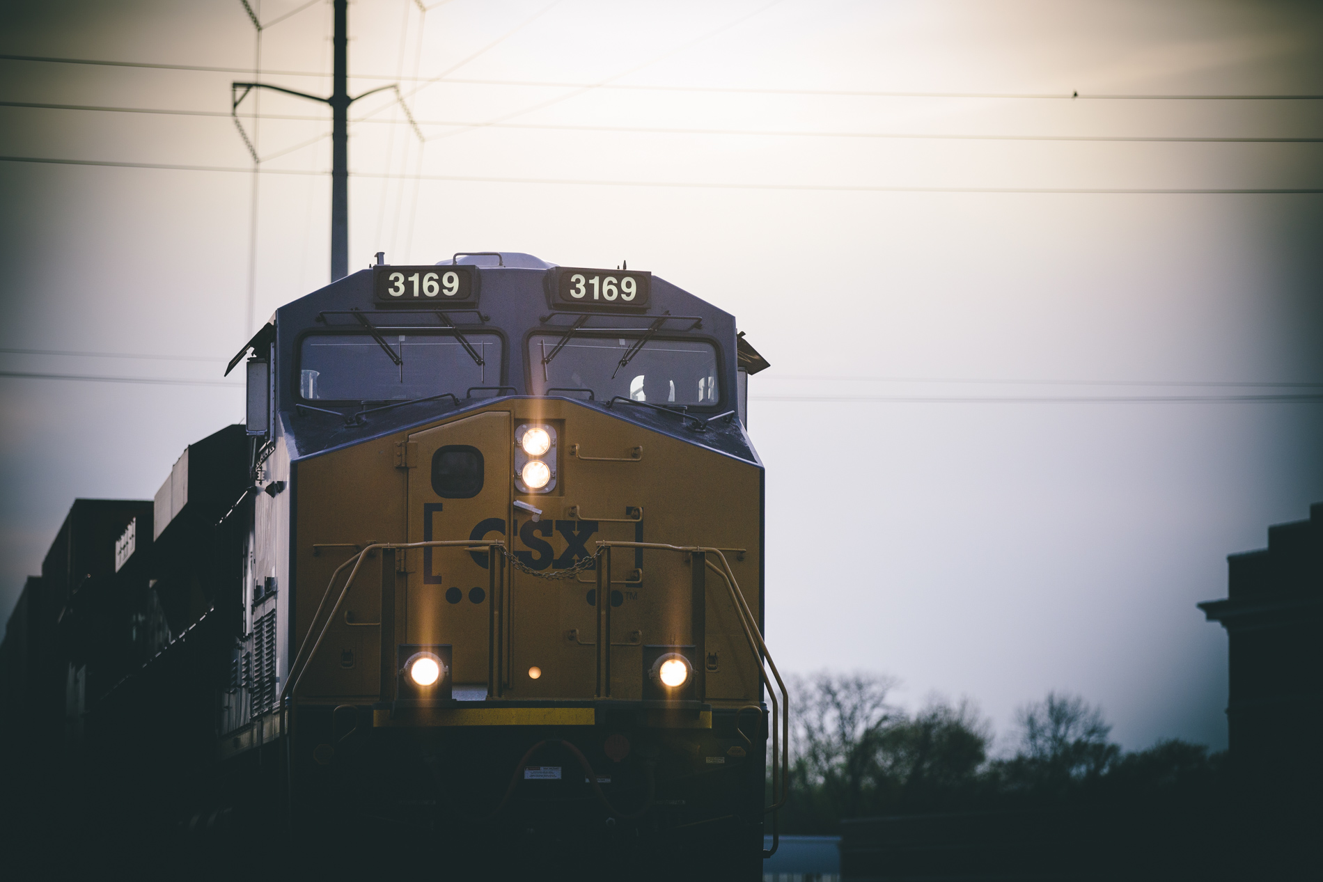 train coming down tracks