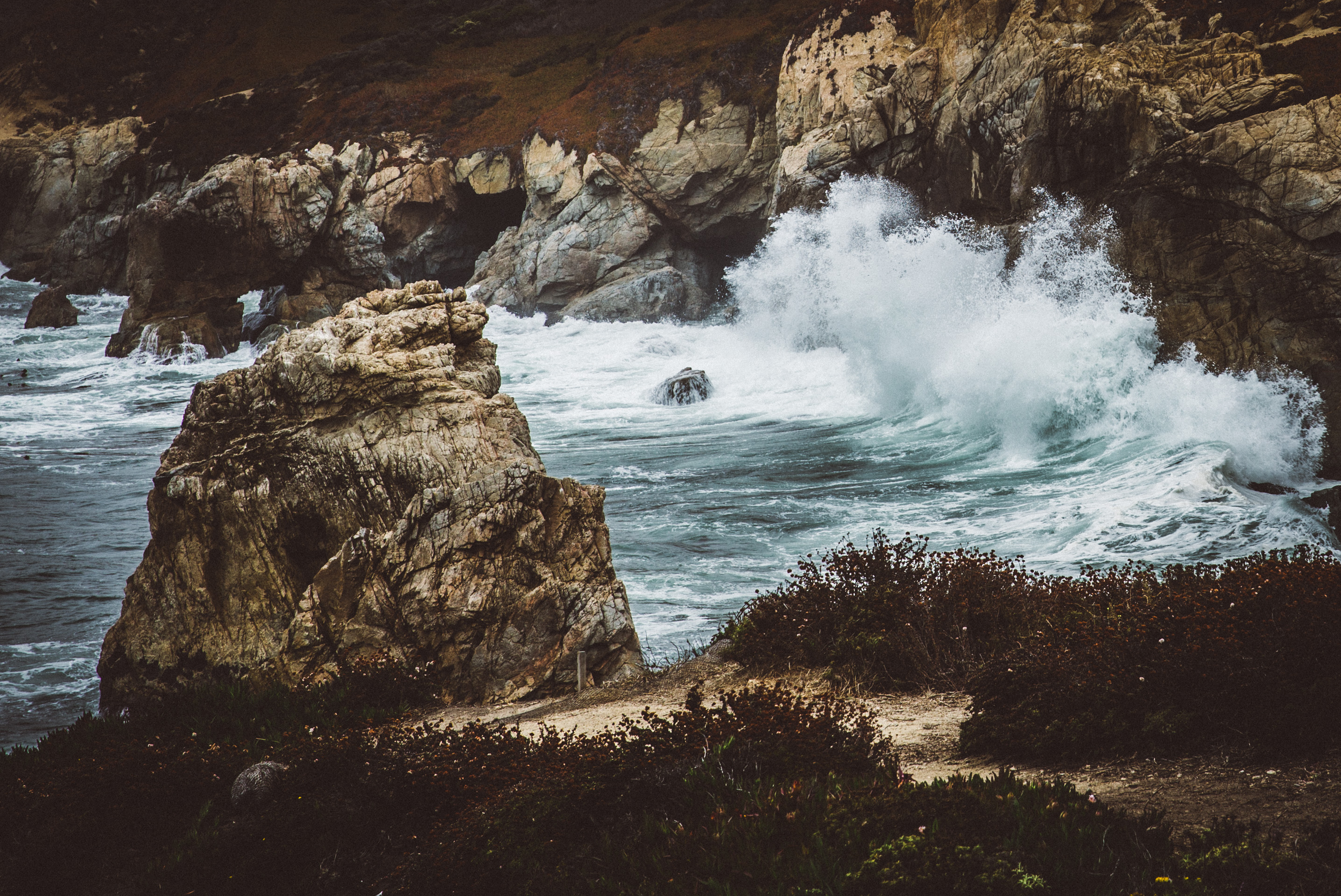 big sur waves crashing